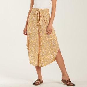 NWT Billabong Floral Capri Skies Wide Leg Pants in Yellow Size Small